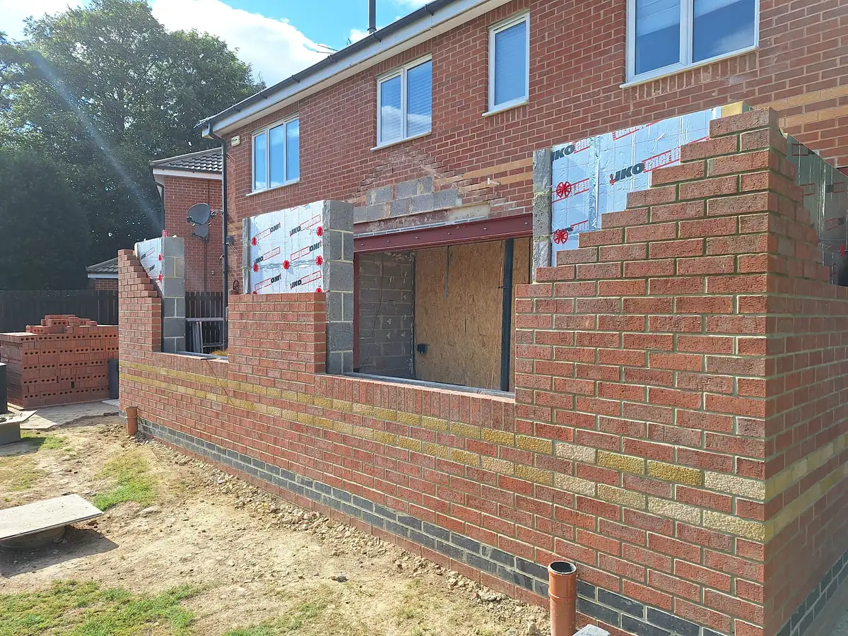 Brick outer skin and insulation at the corner of the extension