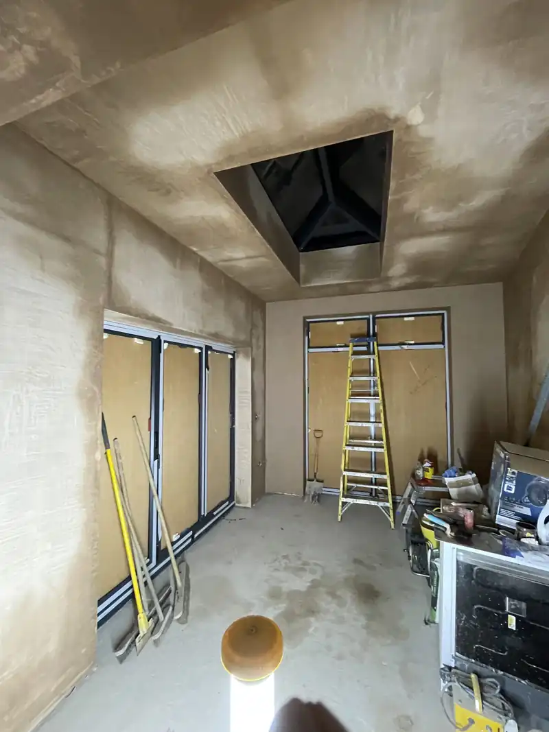 Ceiling plastered around a roof lantern