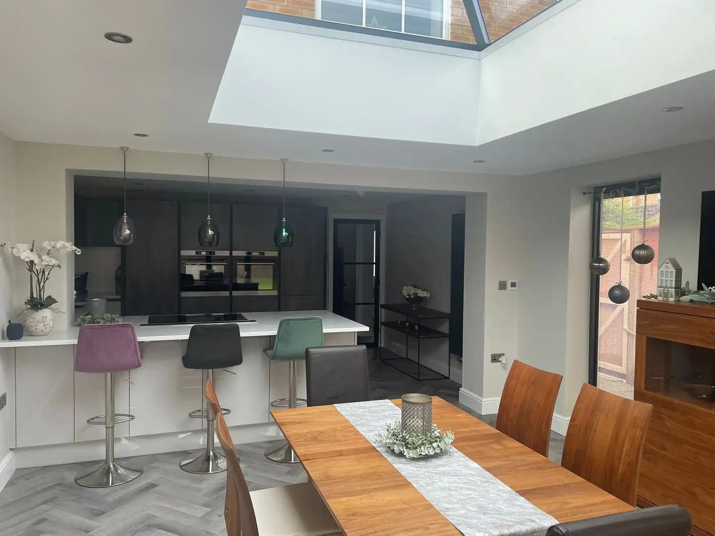 Dining area under a roof lantern