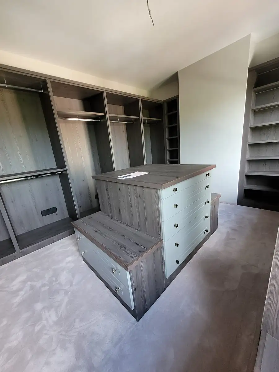 Fitted dressing room with island drawers