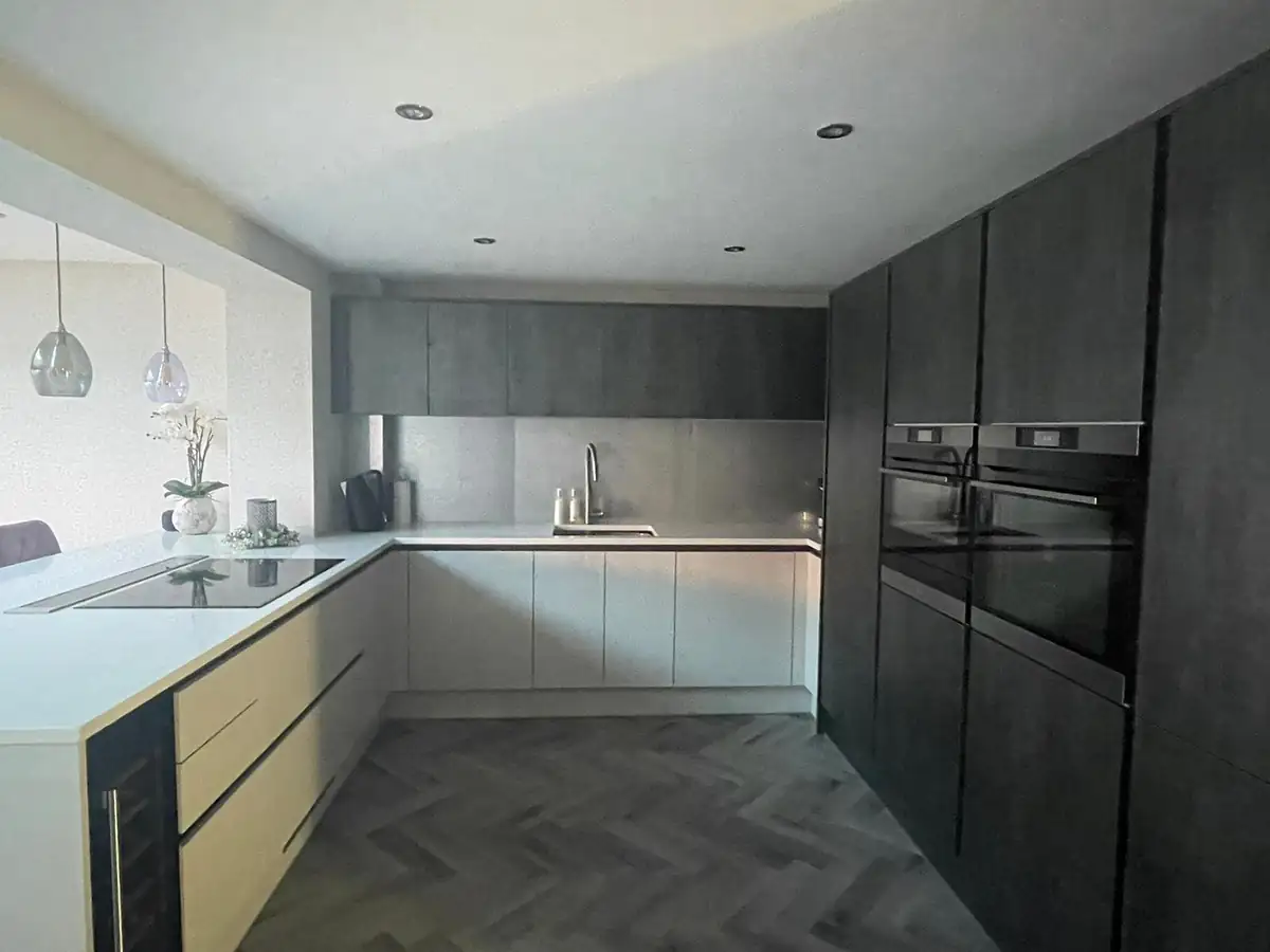 Handleless kitchen in an extension
