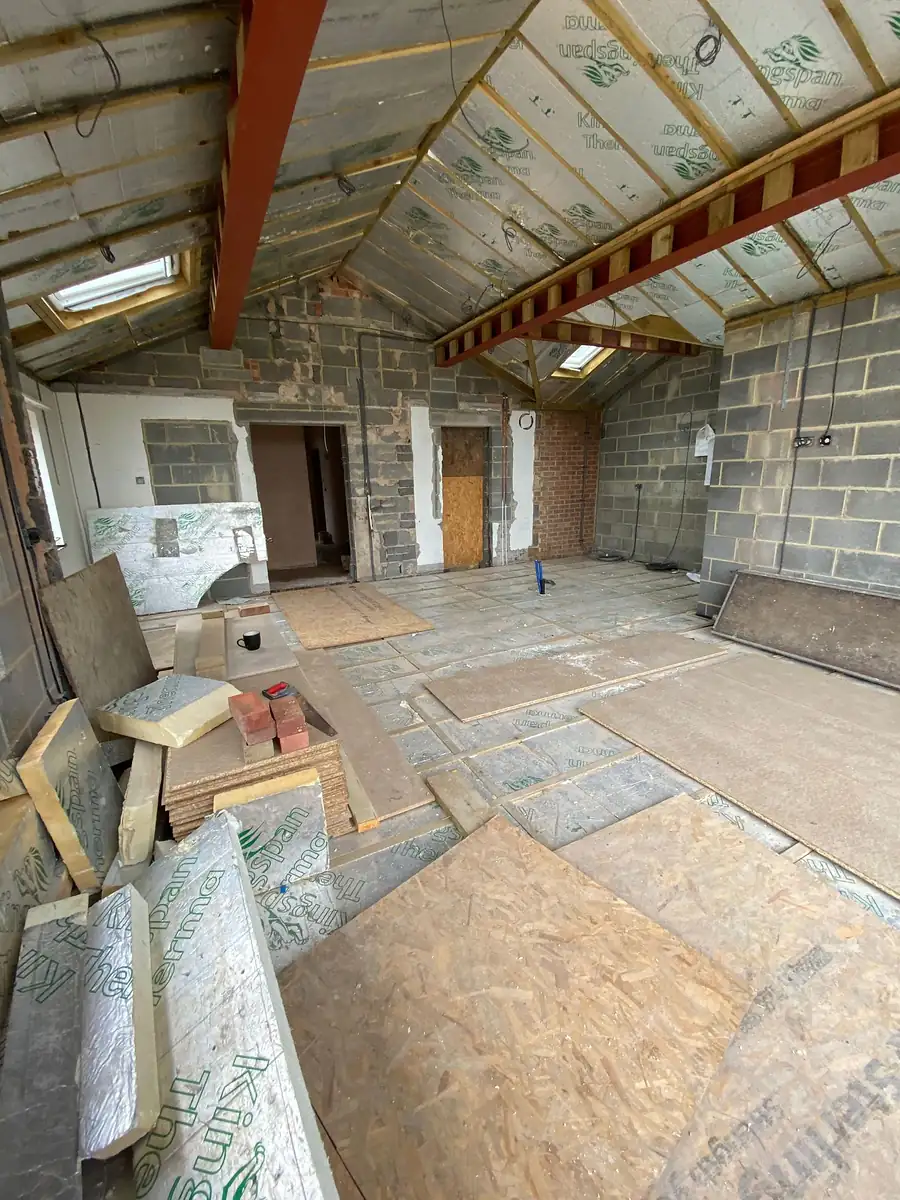 Vaulted roof structure and insulation inside